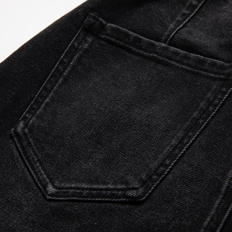 Vaqueros de cintura alta con aberturas y cuentas de perlas