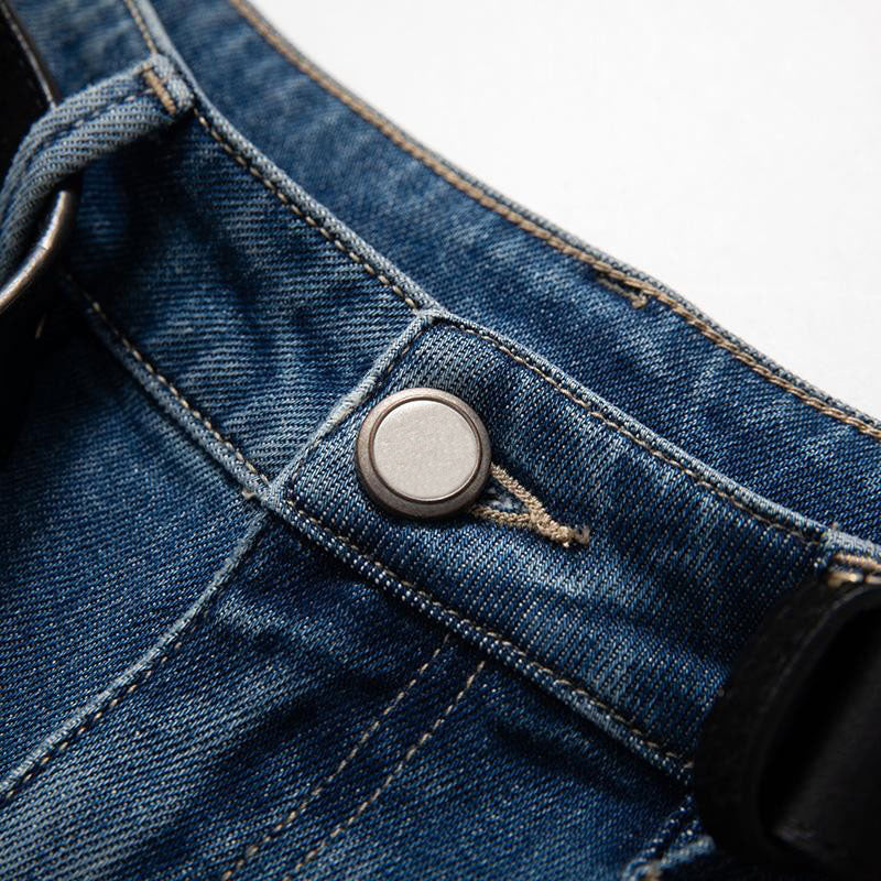 Vaqueros recortados con bordado floral y pedrería