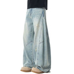 Vaqueros desgastados con dobladillo sin rematar y pierna de barril rotos