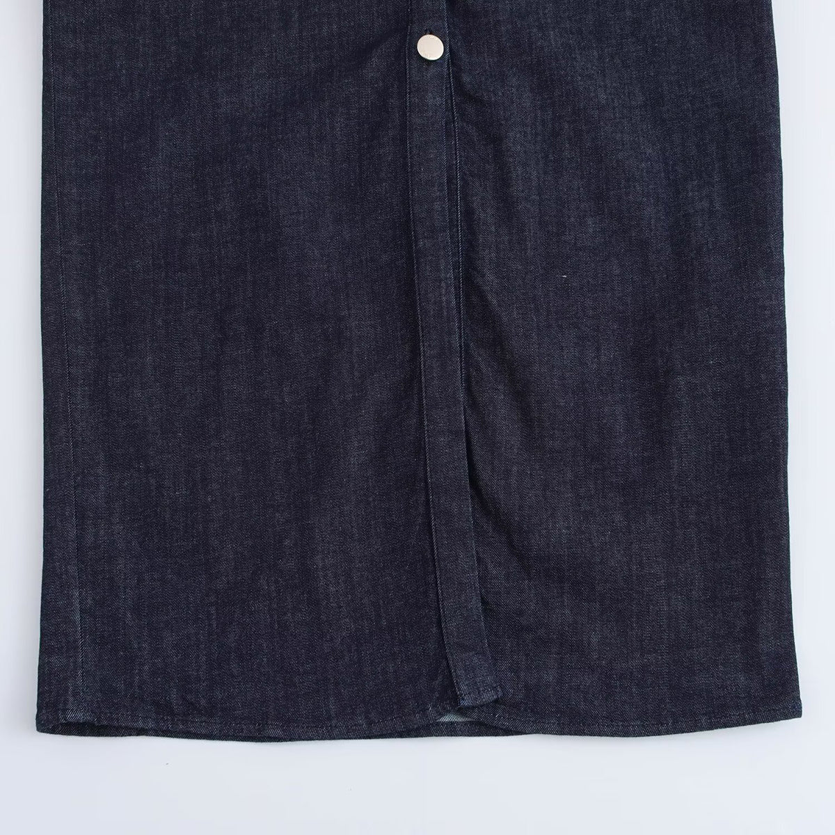 Vestido midi de mezclilla con botones delanteros y manga corta