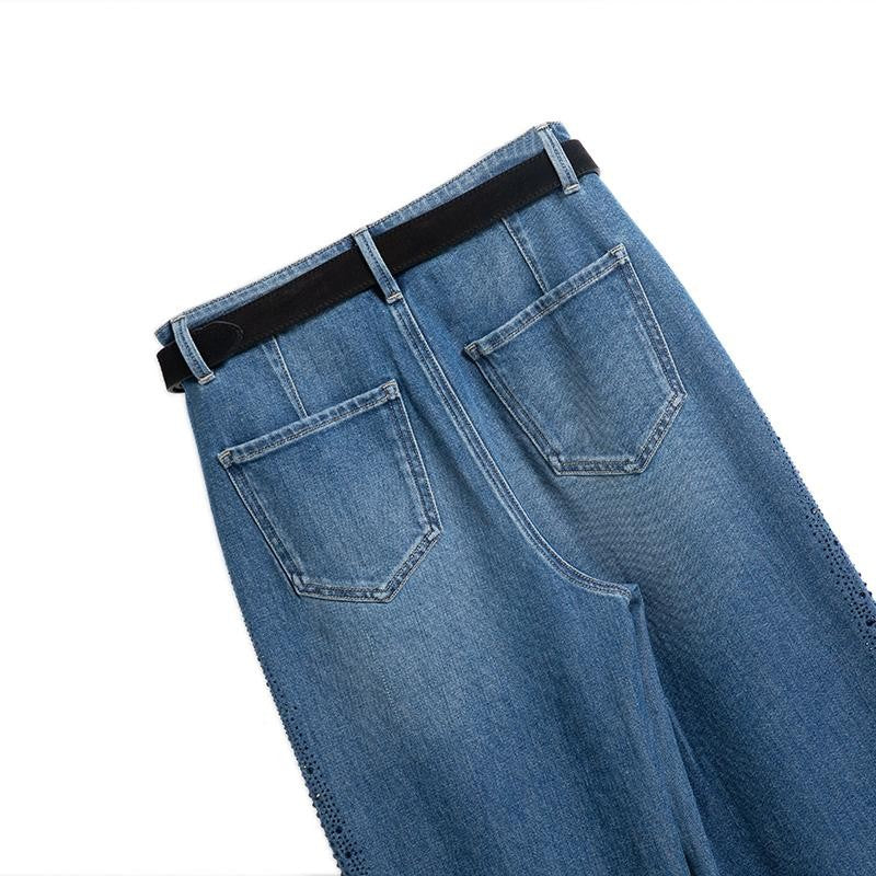 Vaqueros recortados con bordado floral y pedrería