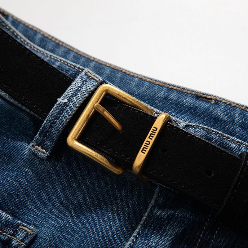 Vaqueros recortados con bordado floral y pedrería