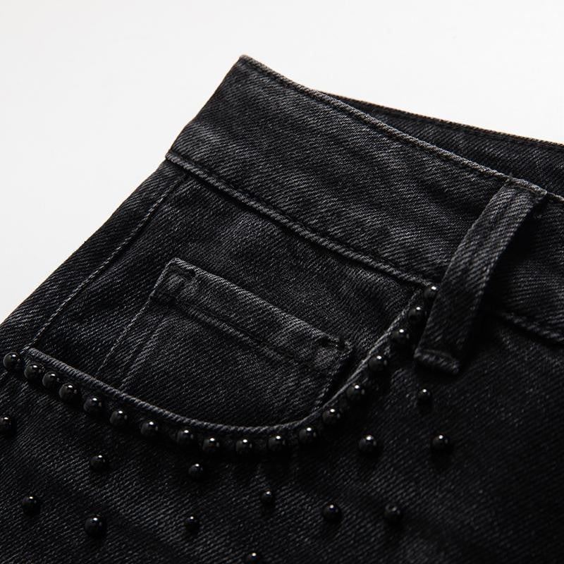 Vaqueros de cintura alta con aberturas y cuentas de perlas