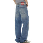 Vaqueros rectos rotos con dobladillo desgastado