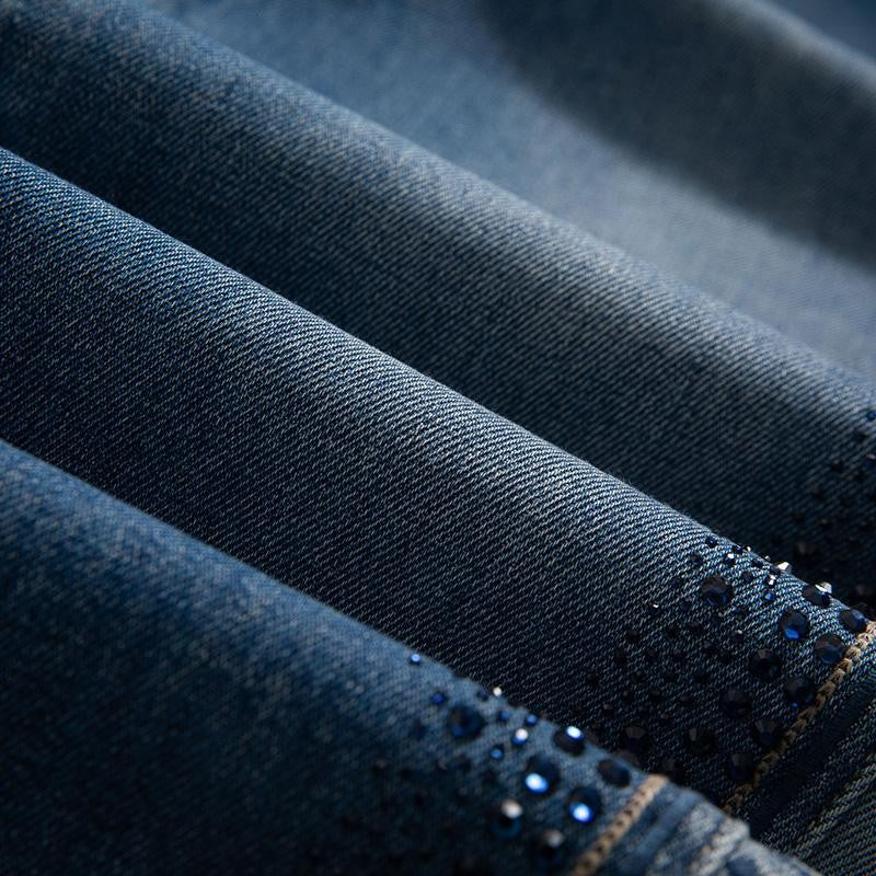 Vaqueros recortados con bordado floral y pedrería