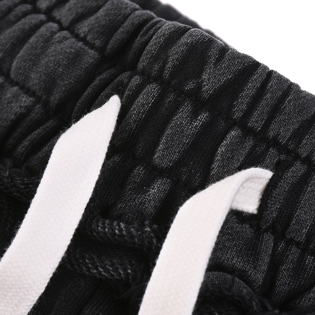 Pantalones cortos deportivos con bordes sin rematar y lavados a la piedra