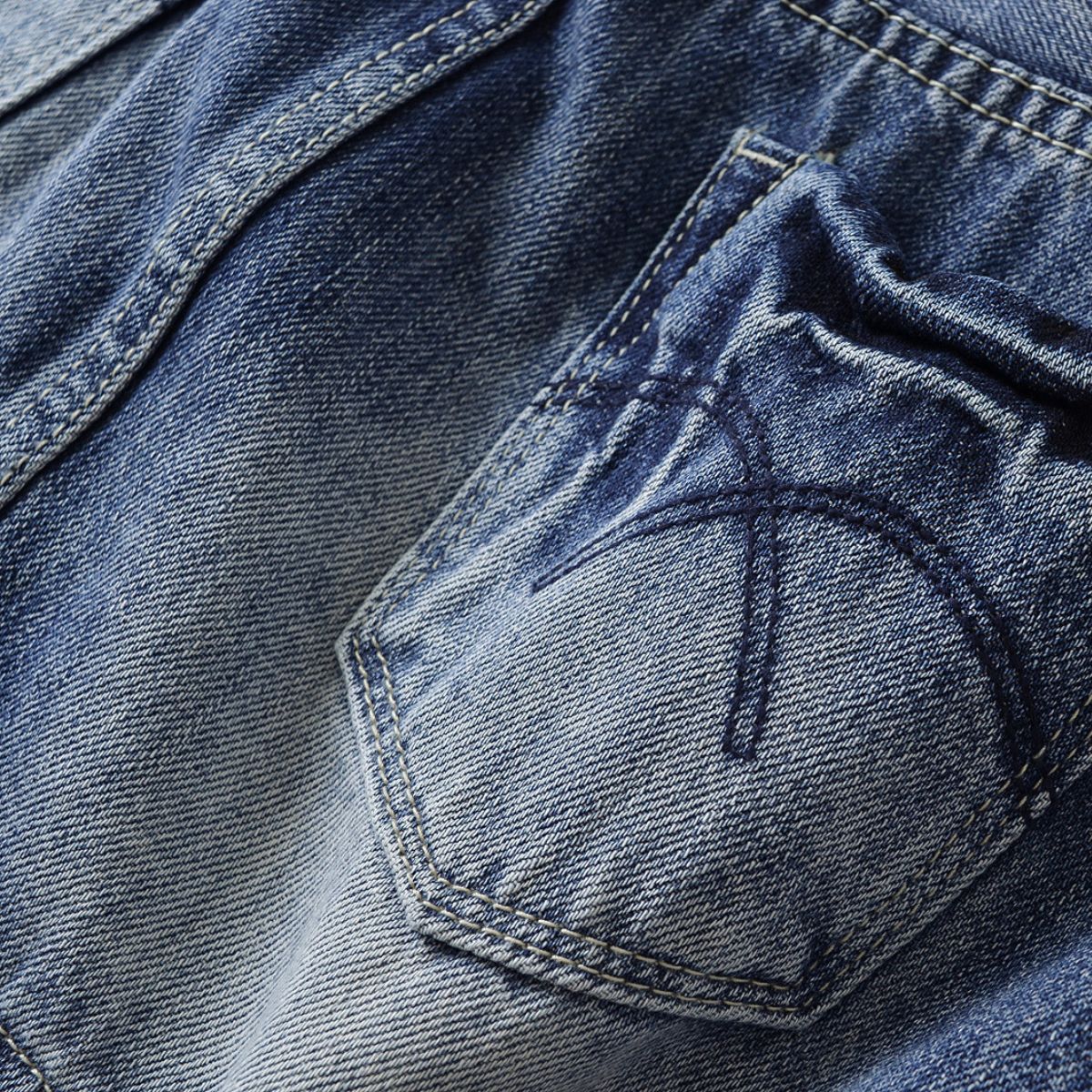 Falda vaquera con bordado de perlas y lavado vintage