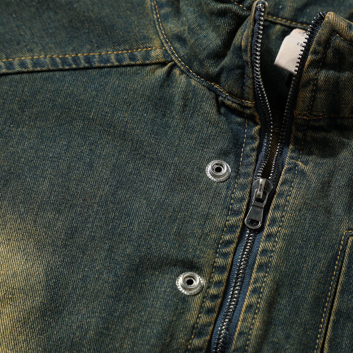 Shorts vaqueros con mariposas bordadas y adornados con perlas