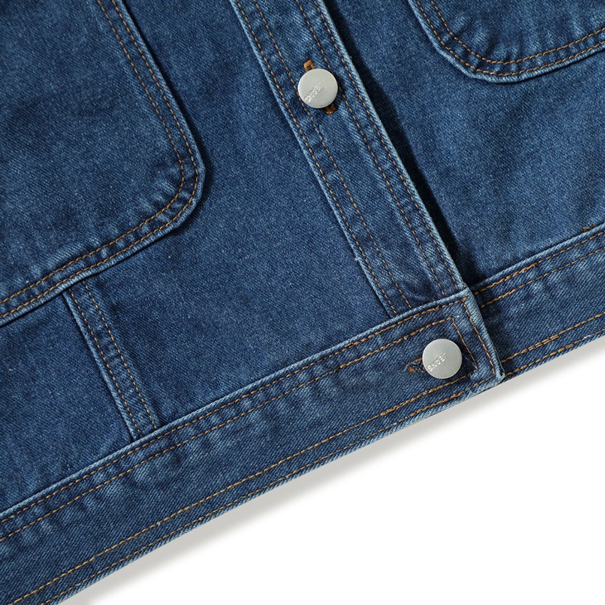 Shorts vaqueros con mariposas bordadas y adornados con perlas