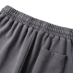 Pantalones cortos deportivos con bordes sin rematar y lavados a la piedra