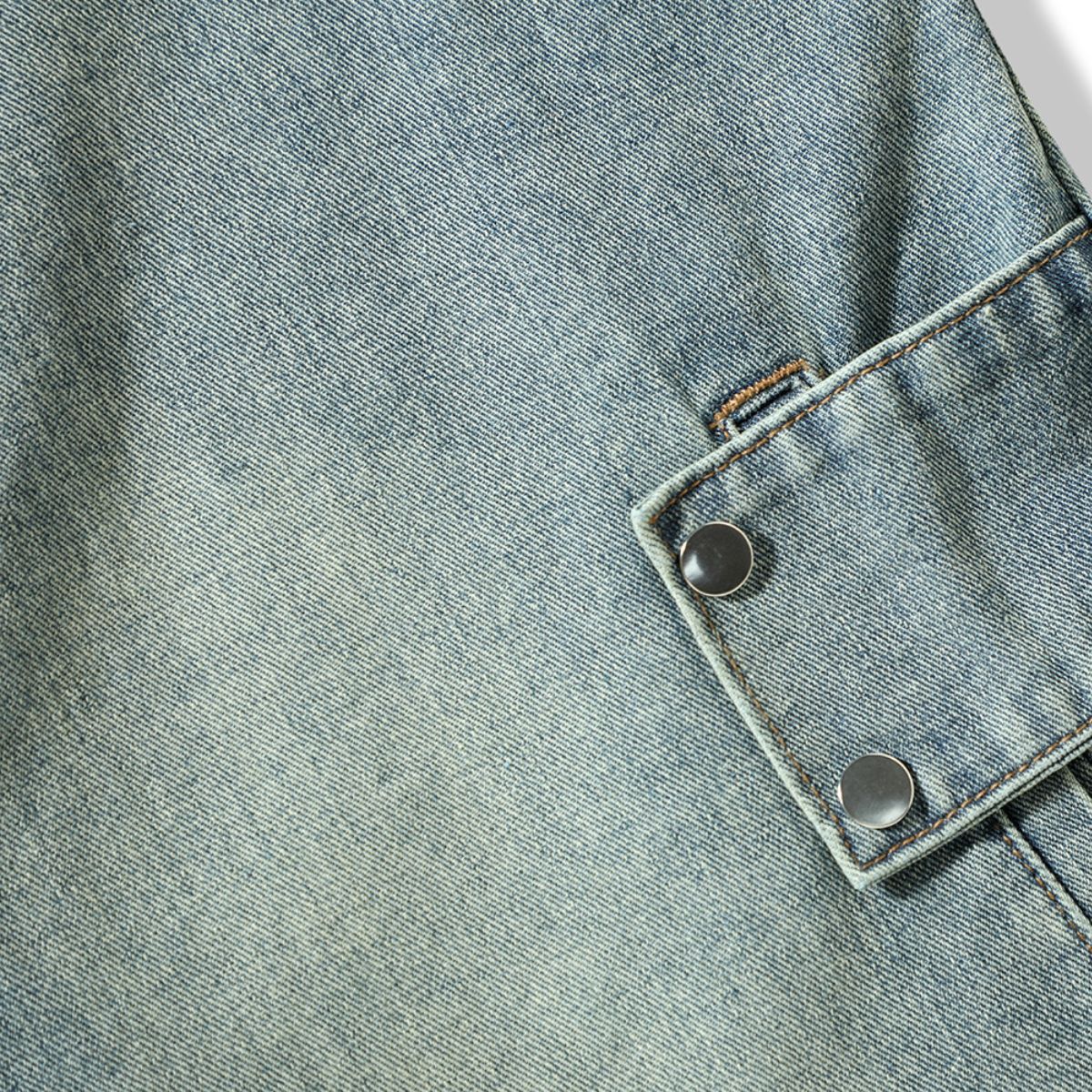 Shorts vaqueros con mariposas bordadas y adornados con perlas