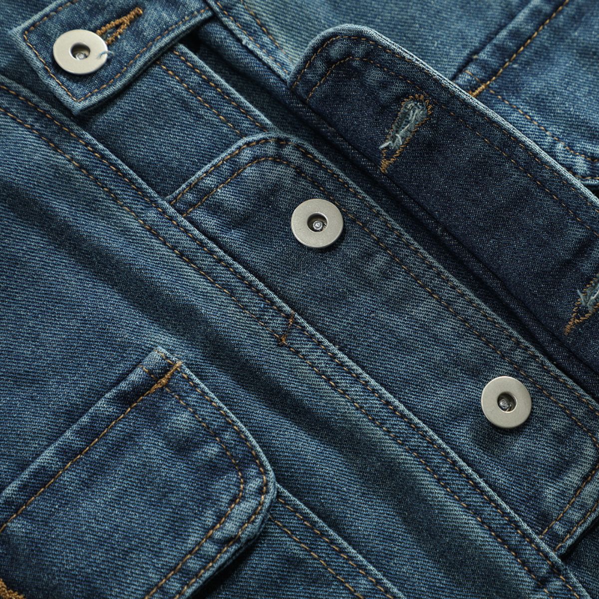 Shorts vaqueros con mariposas bordadas y adornados con perlas