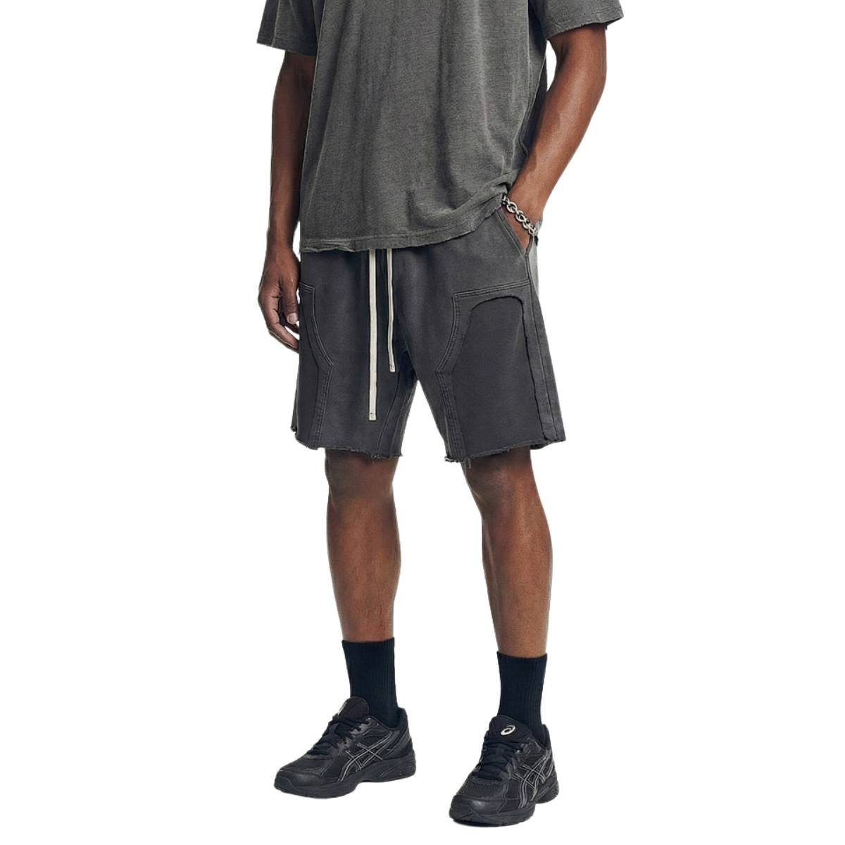 Pantalones cortos deportivos con bordes sin rematar y lavados a la piedra