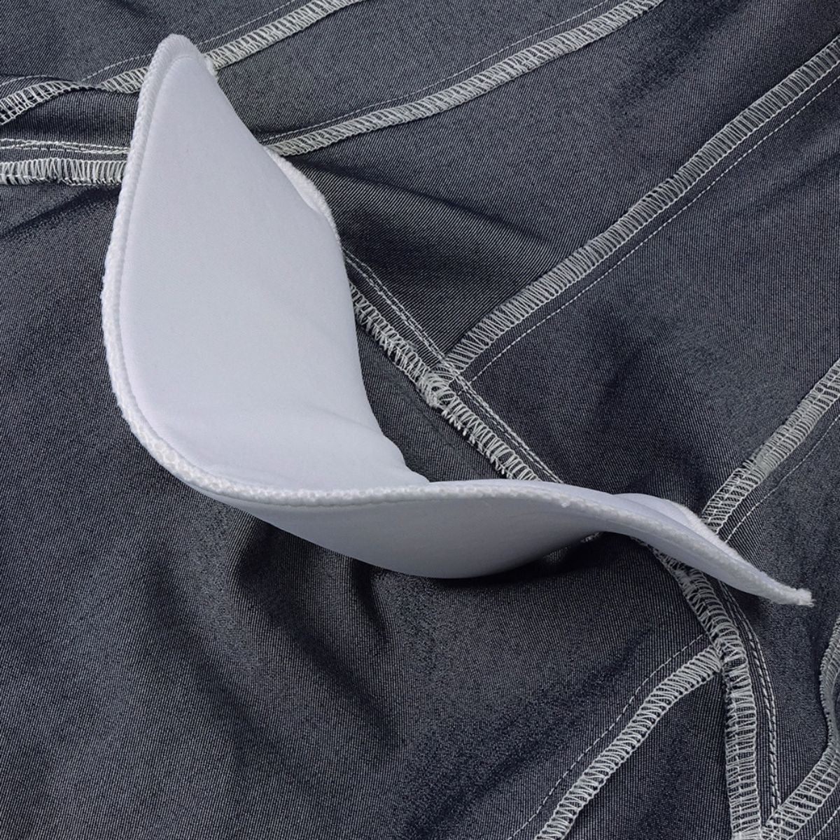 Falda vaquera con bordado de perlas y lavado vintage