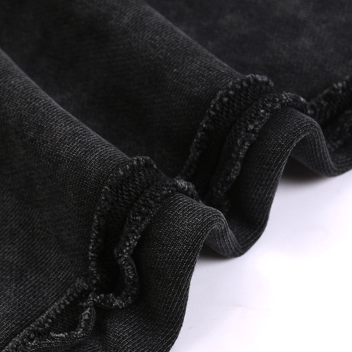 Pantalones cortos deportivos con bordes sin rematar y lavados a la piedra