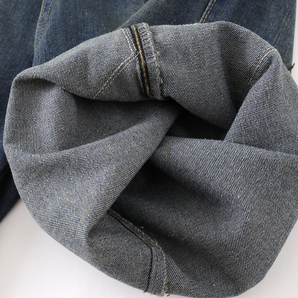 Bermudas con apliques de estrellas y bordes sin rematar en contraste