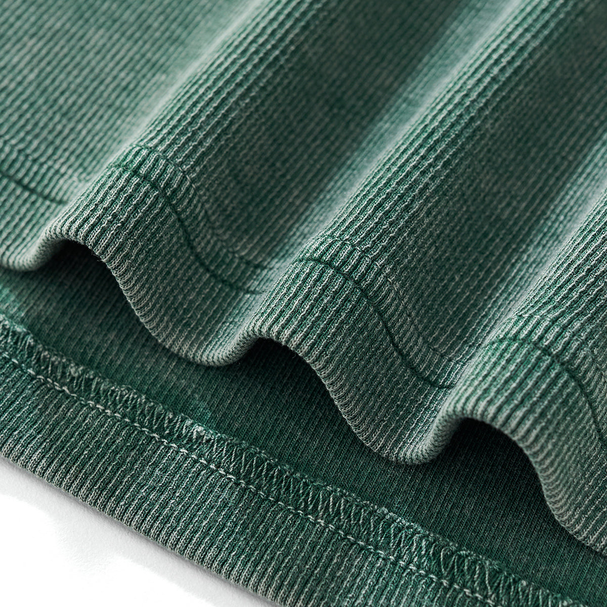 Camiseta de algodón lavado, corte entallado y cintura plisada, 8.4 oz