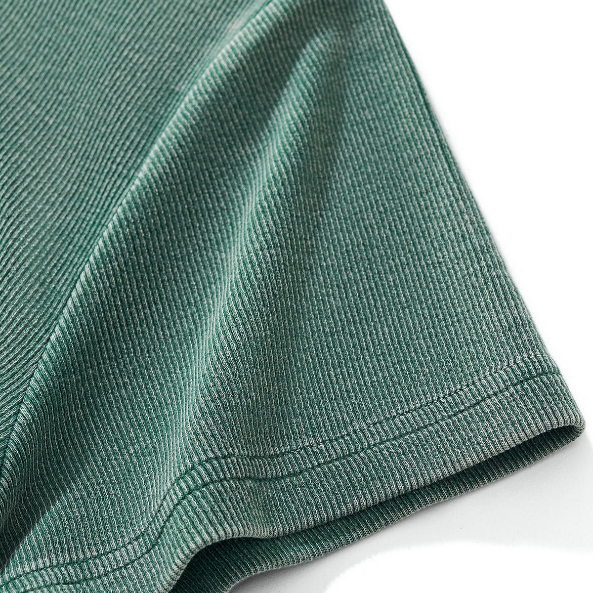 Camiseta de algodón lavado, corte entallado y cintura plisada, 8.4 oz