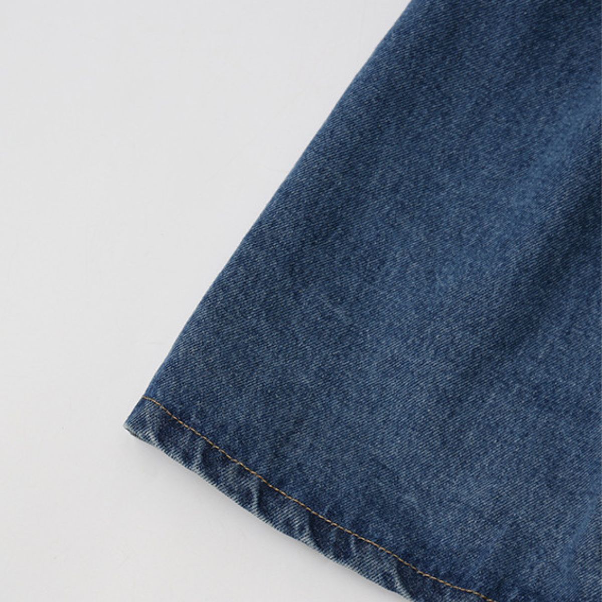 Falda vaquera con bordado de perlas y lavado vintage