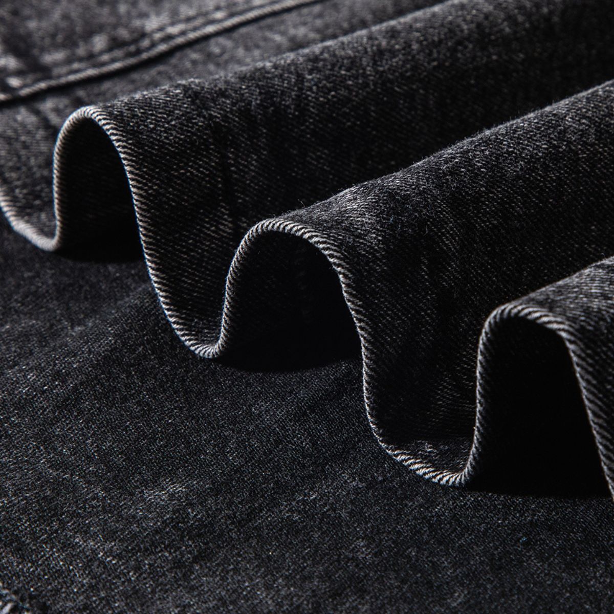 Falda vaquera con bordado de perlas y lavado vintage