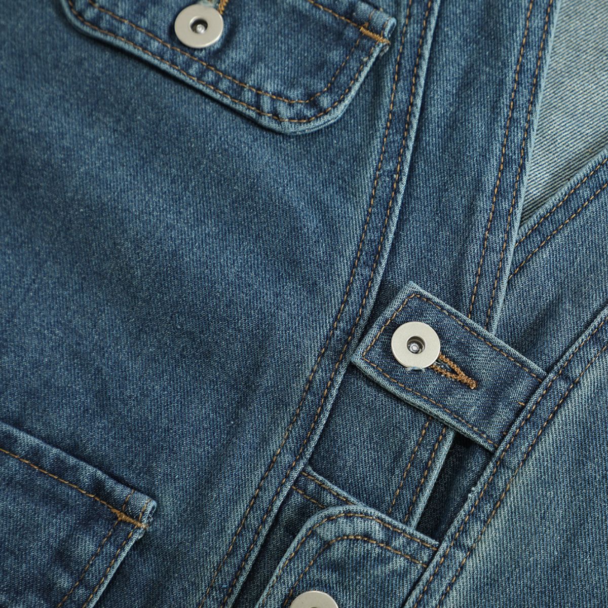 Shorts vaqueros con mariposas bordadas y adornados con perlas