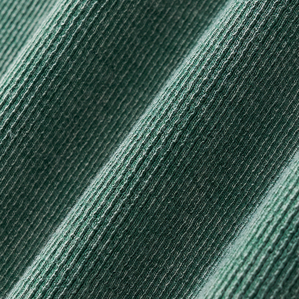 Camiseta de algodón lavado, corte entallado y cintura plisada, 8.4 oz