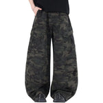 Vaqueros ombré con recortes y bordados florales de mariposas