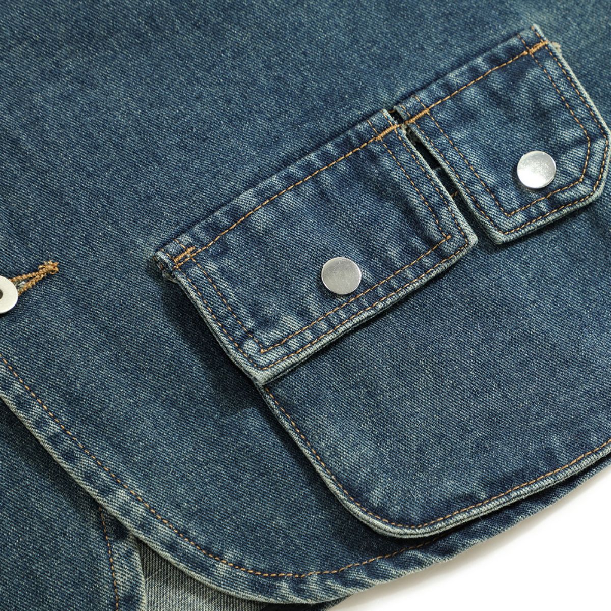 Shorts vaqueros con mariposas bordadas y adornados con perlas