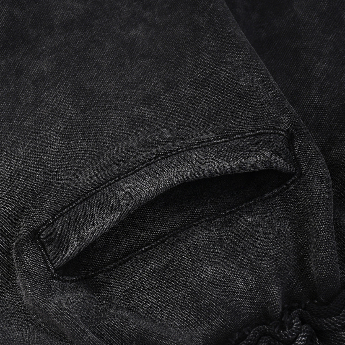 Pantalones cortos deportivos con bordes sin rematar y lavados a la piedra