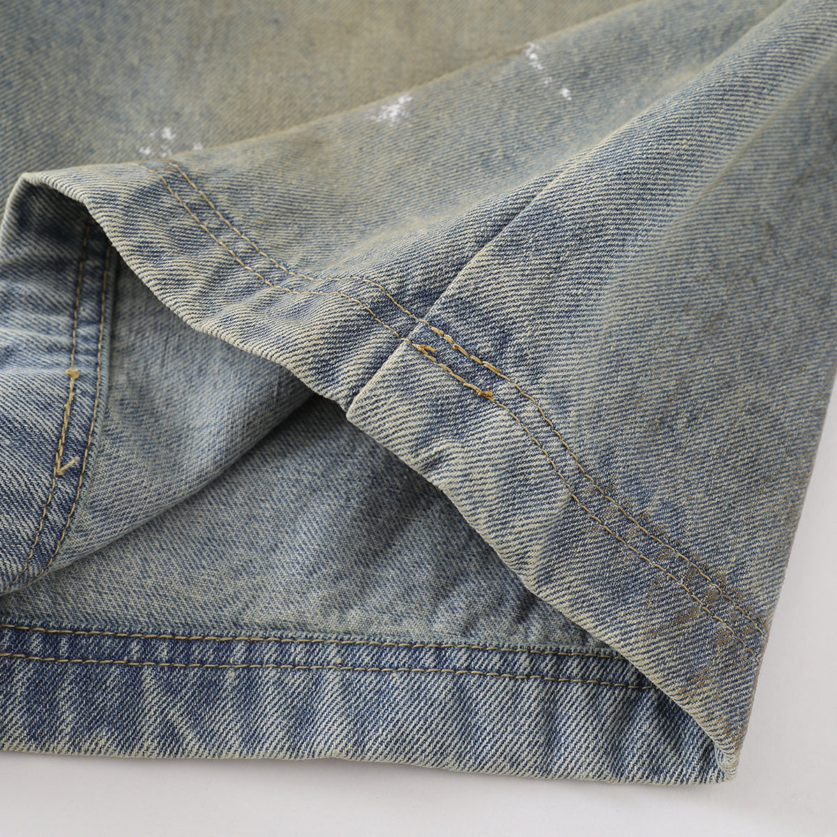 Bermudas con lavado vintage y salpicaduras de tinta