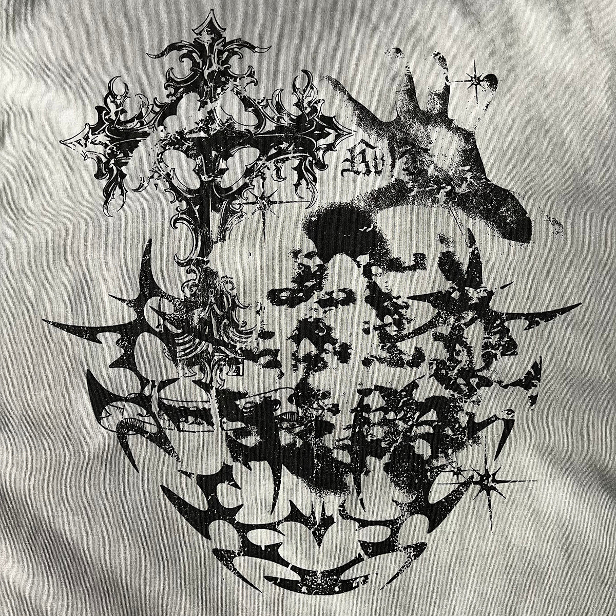 Camiseta gótica pesada con gráficos y bordes sin rematar