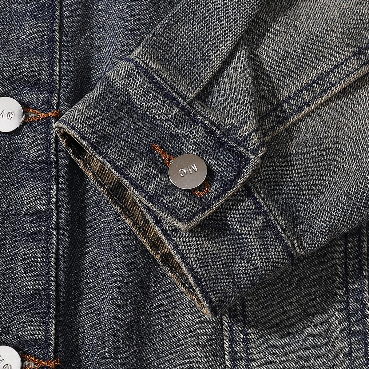 Shorts vaqueros con mariposas bordadas y adornados con perlas