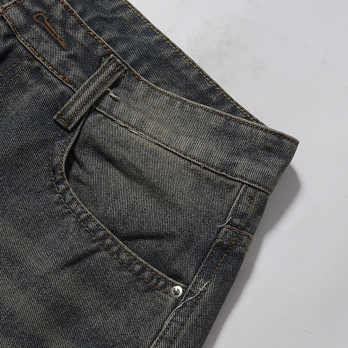 Bermudas vaqueras rasgadas con parches de camuflaje