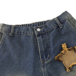 Bermudas con apliques de estrellas y bordes sin rematar en contraste