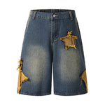 Bermudas con apliques de estrellas y bordes sin rematar en contraste