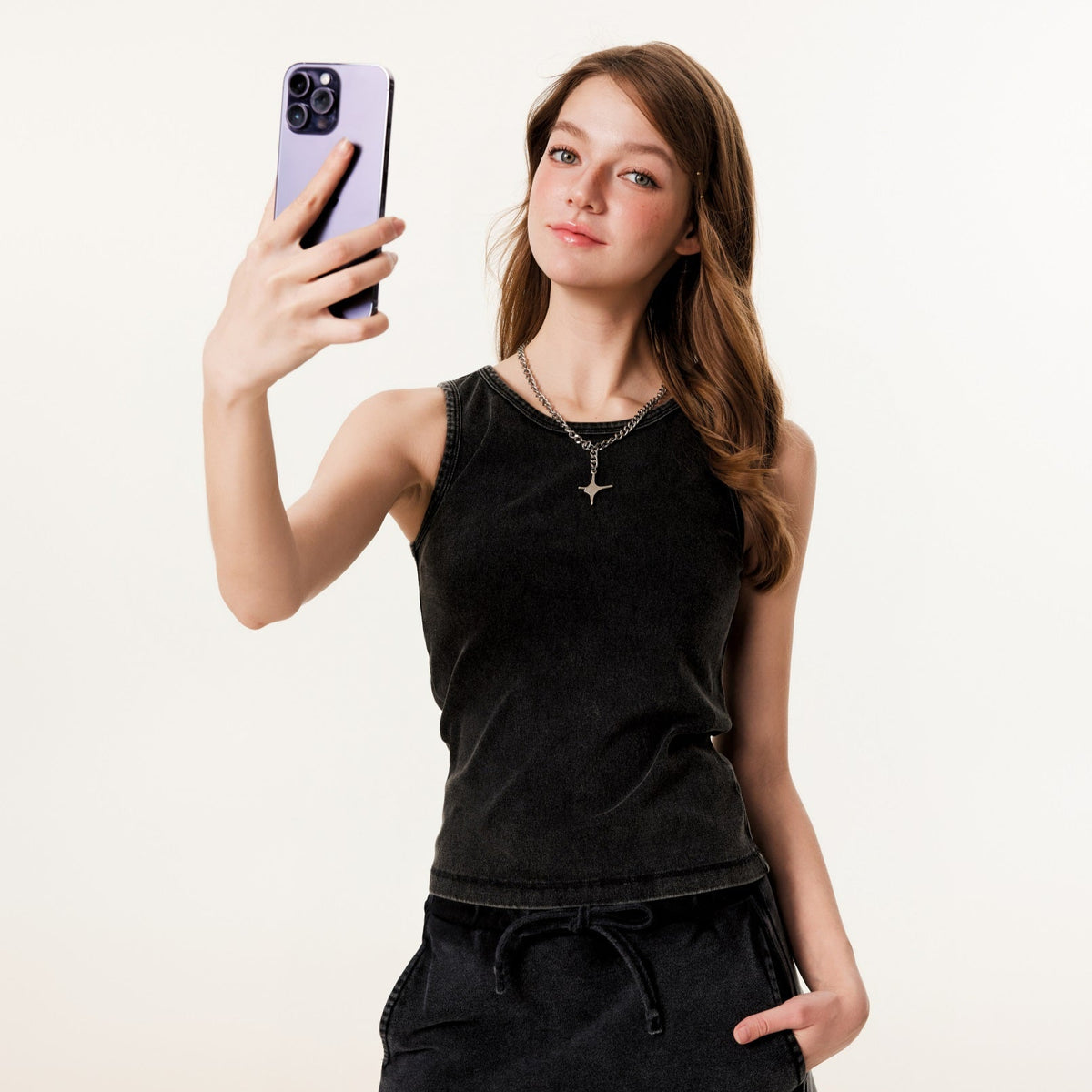 Camiseta sin mangas lavada y descolorida para mujer de 9.5 oz