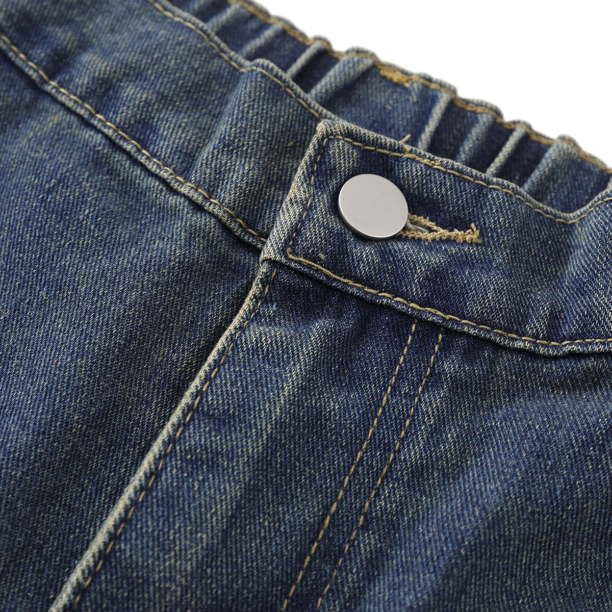 Bermudas con apliques de estrellas y bordes sin rematar en contraste