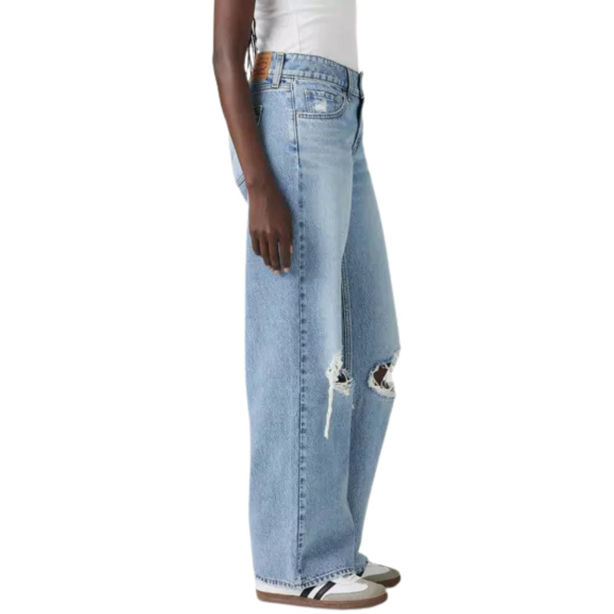 Vaqueros ombré con recortes y bordados florales de mariposas