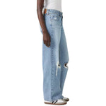 Vaqueros ombré con recortes y bordados florales de mariposas