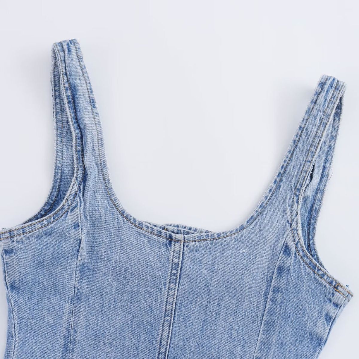 Falda vaquera con bordado de perlas y lavado vintage