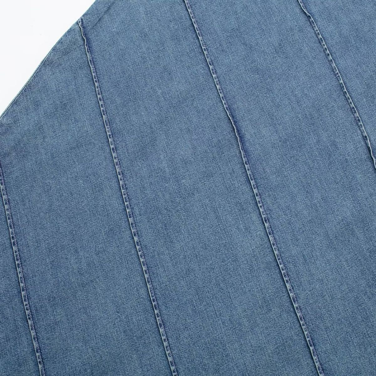 Falda vaquera con bordado de perlas y lavado vintage