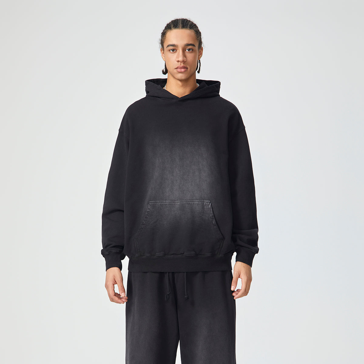 Sudadera con capucha negra descolorida con bolsillo de canguro