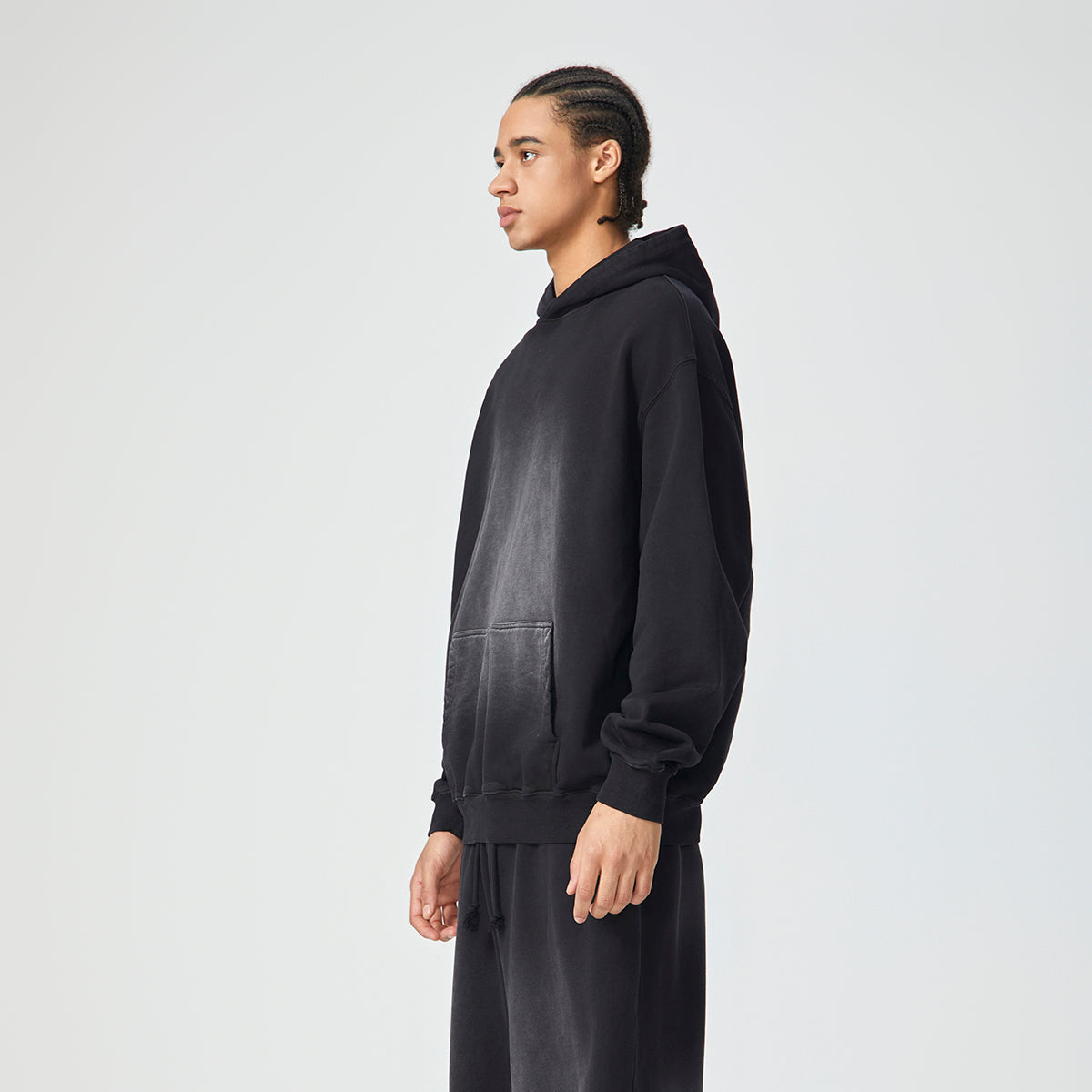 Sudadera con capucha negra descolorida con bolsillo de canguro