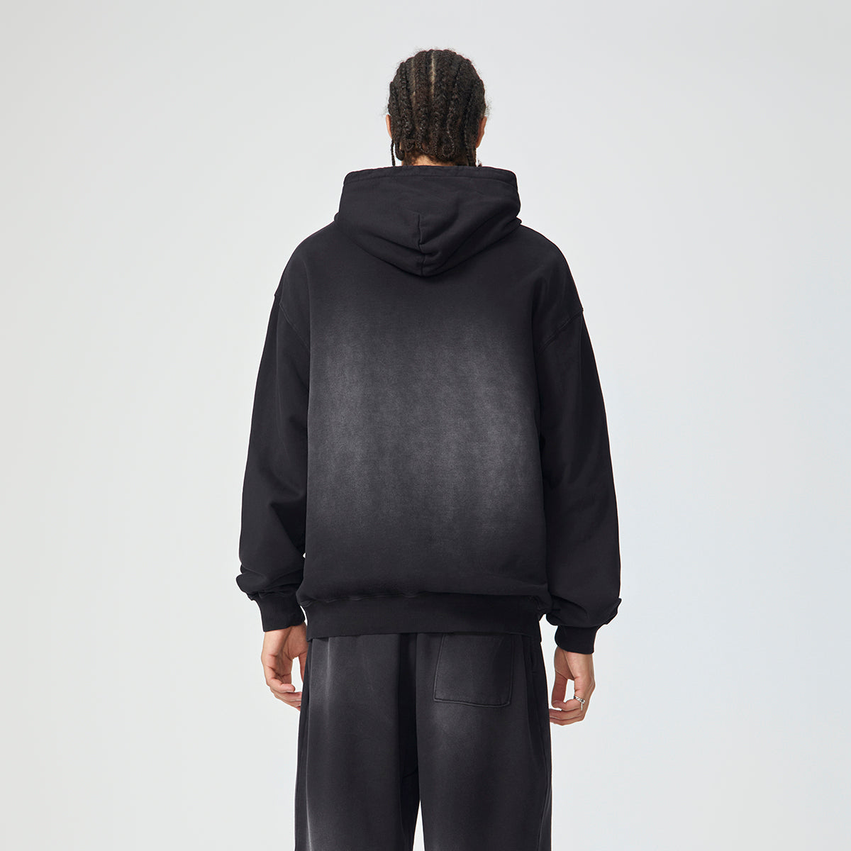 Sudadera con capucha negra descolorida con bolsillo de canguro