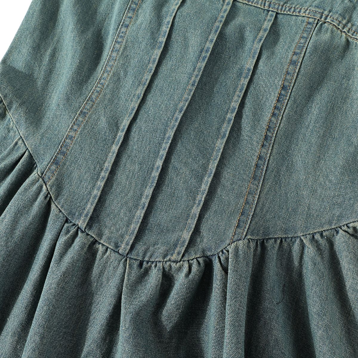 Falda vaquera con bordado de perlas y lavado vintage