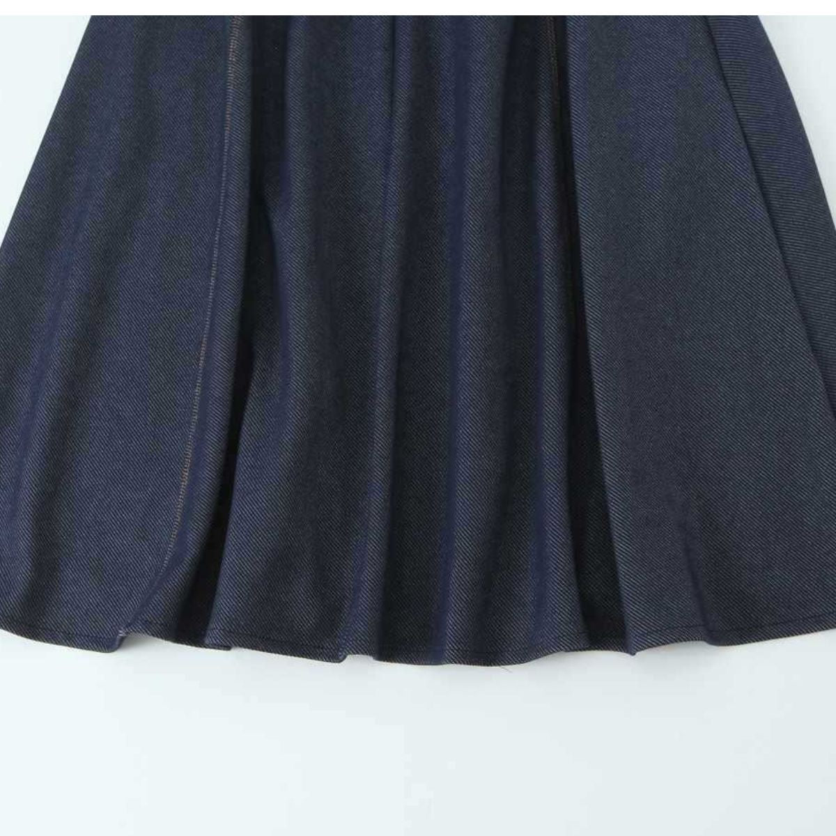 Falda vaquera con bordado de perlas y lavado vintage