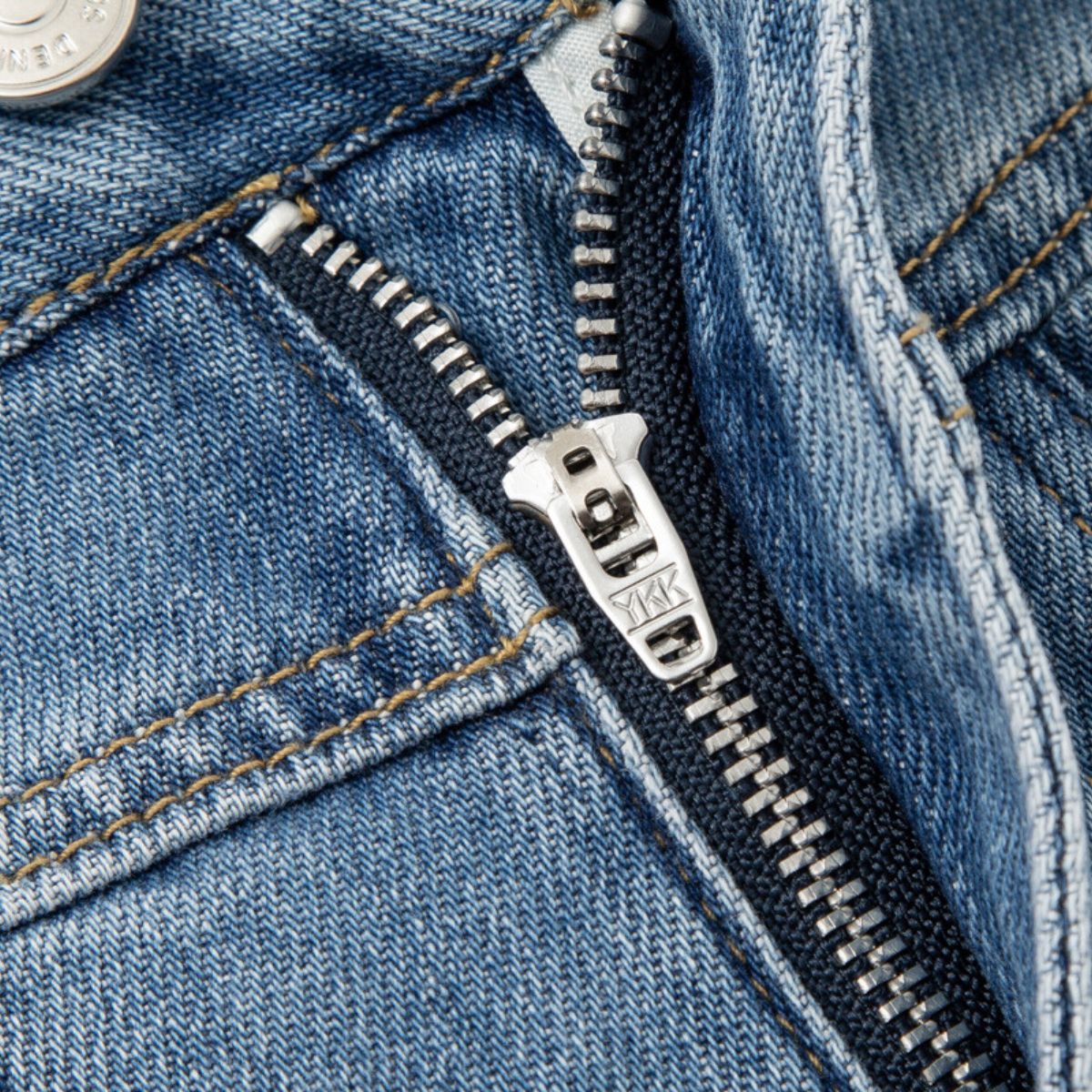 Falda vaquera con bordado de perlas y lavado vintage