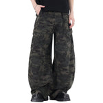 Vaqueros ombré con recortes y bordados florales de mariposas