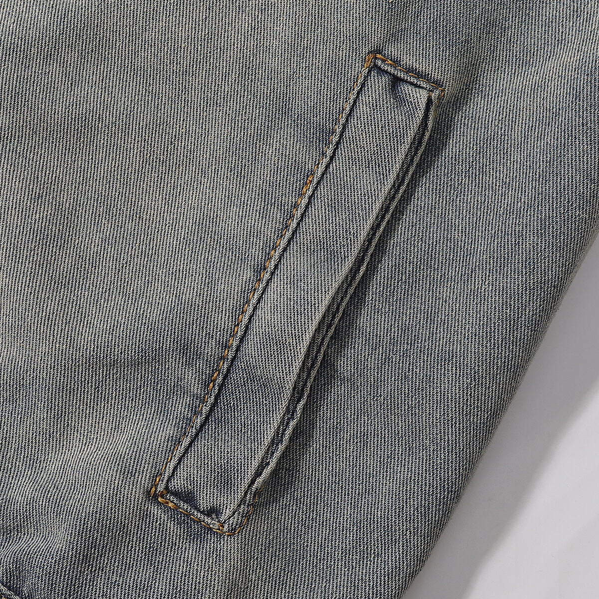 Shorts vaqueros con mariposas bordadas y adornados con perlas