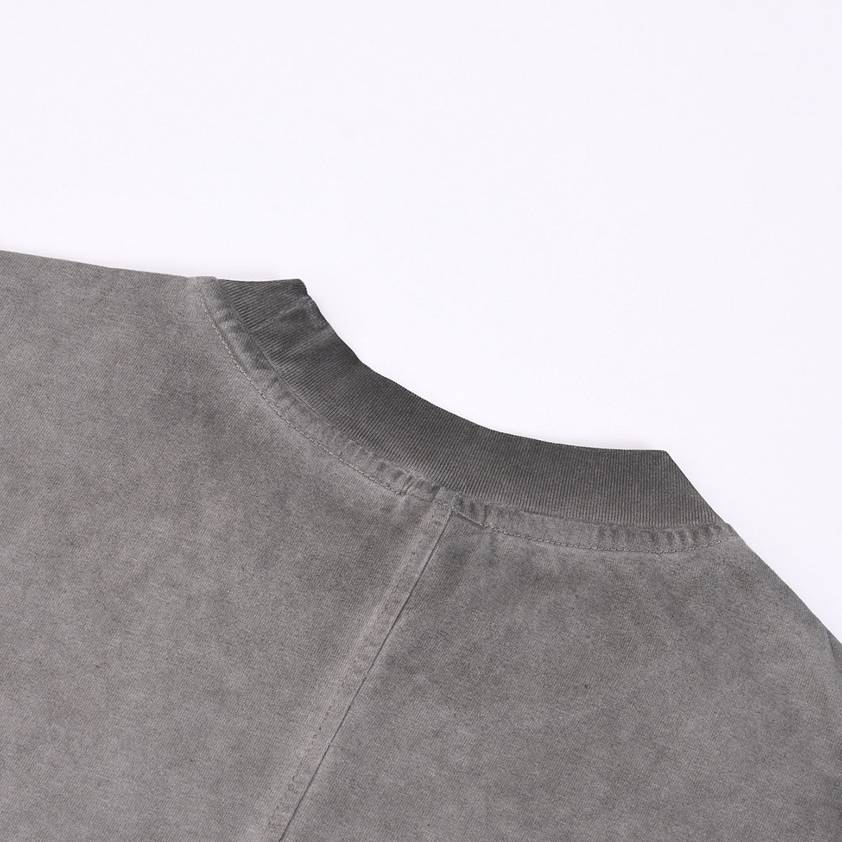 Camiseta sin mangas con borde sin rematar y costura trasera de 7.5 oz